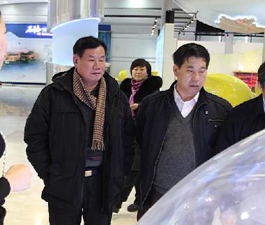 大庆天泽公司总经理孙维涛(前右)陪同郑志成会长参观油立方
